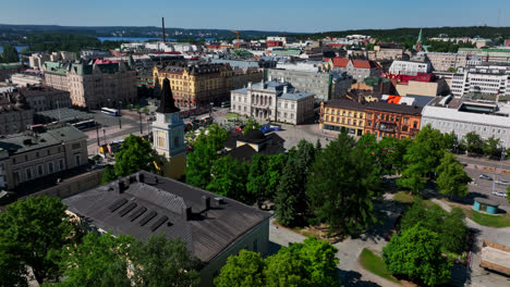 Luftaufnahme-Um-Einen-Schornstein,-Die-Den-Keskustori-Markt-In-Tampere-Zeigt,-Sommertag