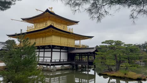 Pabellón-Dorado-Del-Templo-Kinkakuji-Reflejado-En-Un-Tranquilo-Estanque-En-Kioto,-Japón