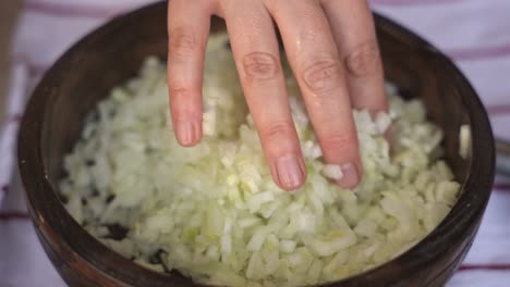 Mujer-Cortando-Verduras,-Preparando-Ingredientes-Alimentarios,-Cocinando