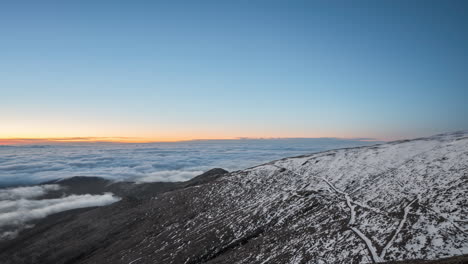 Schneebedeckte-Landschaft-In-Der-Abenddämmerung-Mit-Klarem-Himmel,-Dessen-Farbtöne-Von-Blau-Zu-Orange-Wechseln,-Zeitraffer