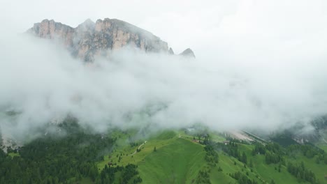 Imágenes-Aéreas-De-Vuelo-Hacia-Adelante-De-Las-Montañas-Alrededor-Del-Paso-De-Val-Gardena,-Tirol-Del-Sur,-Italia