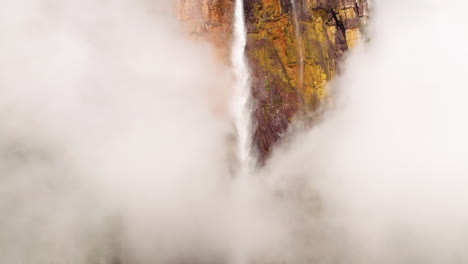 Cascadas-Cubiertas-De-Nubes-Del-Salto-Ángel-En-El-Parque-Nacional-Canaima,-Venezuela