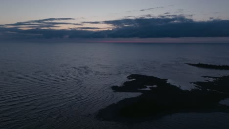 Die-Dämmerung-Legt-Sich-über-Owen-Sound-Mit-Ruhigem-Wasser-Und-Einem-Hauch-Von-Sonnenuntergangsglühen