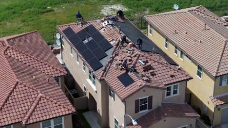 Luftaufnahme-Der-Installation-Von-Solarmodulen-Auf-Einem-Vorstadthaus