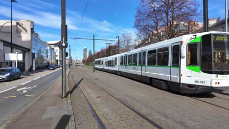 Escena-Urbana-Del-Tranvía-Que-Circula-Por-Las-Vías-Del-Tranvía-En-La-Ciudad-De-Nantes,-Francia