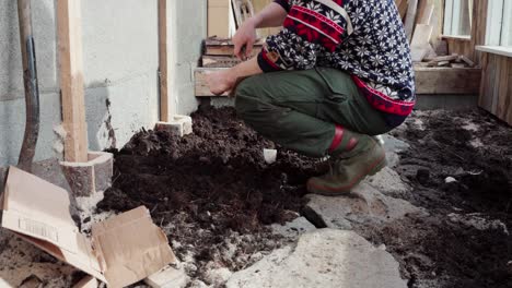 Un-Hombre-Está-Ocupado-Trabajando-Dentro-De-Un-Invernadero-De-Bricolaje-En-El-Patio-Trasero