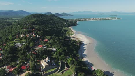 Una-Vista-Aérea-Captura-La-Pintoresca-Costa-De-Praia-Do-Forte-Junto-A-Jurerê-Internacional-Y-Daniela-Beach-En-Florianópolis,-Santa-Catarina,-Brasil.