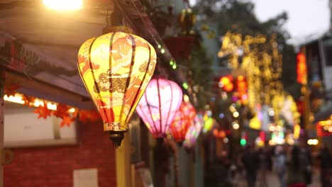 Laternen-Leuchten-Nachts-Auf-Der-Zugstraße-In-Hanoi,-Der-Hauptstadt-Vietnams-In-Südostasien