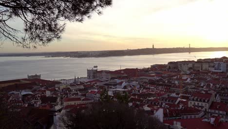 Wunderschönes-Sonnenuntergangspanorama-über-Lissabon-Von-Der-Burg-São-Jorge-