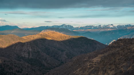 Mountain-ranges-at-sunset-with-dynamic-cloud-movement,-timelapse