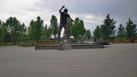 Skater-Macht-Einen-Heelflip-Boardslide-Auf-Dem-Rail