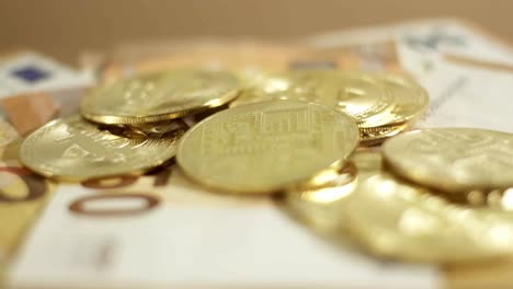 Bitcoin-Krypto-Goldene-Münze-Rotieren-über-50-Euro-Schein-Geldschein-Krypto