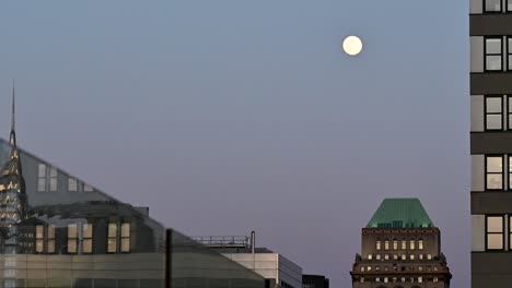 View-towards-the-moon-within-New-York,-United-States