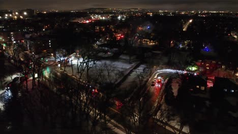 Verlassenes-Schulgebäude-Feuer-Wird-In-Weiter-Ferne-Gelöscht