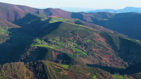 Paisaje-Montañoso-En-Un-Día-Soleado-En-Os-Ancares,-Lugo,-España