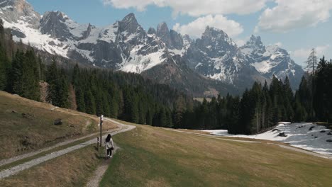 Mujer-Solitaria-Caminando-Por-El-Sendero-Con-Vistas-A-La-Cordillera-De-Los-Dolomitas-En-Italia