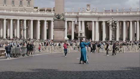 Mujer-Tomando-Una-Foto-En-La-Plaza-Central-De-San