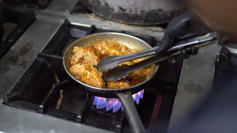 Cocinar-Trozos-De-Pollo-Frito-En-Una-Sartén