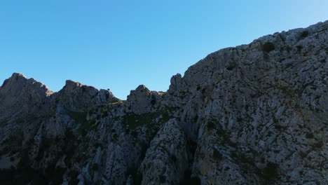 Impresionante-órbita-Aérea-De-Montañas-Escarpadas-Con-Cielos-Azules-Claros-En-La-Palma,-España