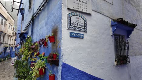 Cartel-De-La-Calle-Chefchaouen-En-Varios-Idiomas-En-La-Medina-De-Marruecos