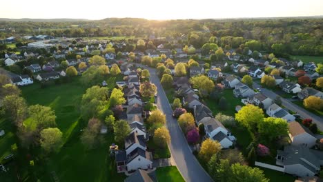 Sonnenuntergang-Im-Frühling-In-Einer-Amerikanischen-Wohnsiedlung