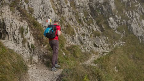 Excursionista-Caminando-Por-El-Sendero-De-La-Montaña-En-Los-Alpes-De-Lecco-Con-Aire-Brumoso-En-El-Fondo