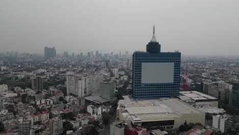 Luftaufnahme-Erfasst-Mexiko-Stadts-Ikonisches-World-Trade-Center-An-Einem-Bewölkten-Wintertag
