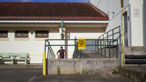 Person-Springt-Mit-Ihrem-Skateboard-über-Ein-Handcap-Geländer