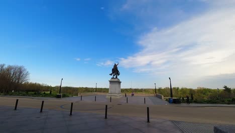 Zeitraffer-Apotheose-Pferdestatue-In-Saint-Louis-Mit-Besuchern-In-Missouri,-USA