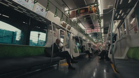 Unos-Pocos-Pasajeros-En-El-Metro-De-La-Ciudad-De-Tokio,-Japón,-Asia