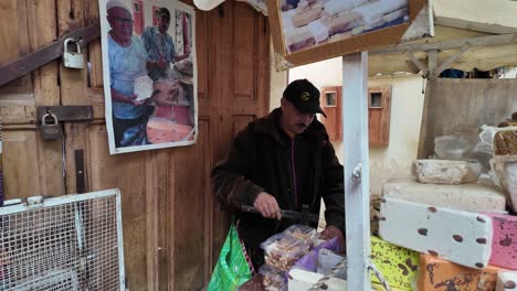 Turrón-Y-Halva-Vendiendo-Dentro-Del-Mercado-De-La-Medina-De-Fez-En-Marruecos