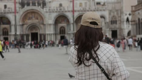 Female-Traveler-On-The-Famous-San-Marco-Plaza-In-Venice,-Italy