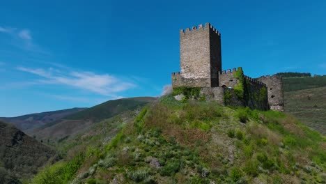 Schloss-Doiras---Mittelalterliche-Festung-Auf-Einem-Hügel-In-Cervantes,-Lugo,-Spanien