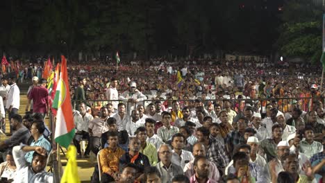 Multitud-De-Personas-Durante-La-Campaña-Electoral-De-Lok-Sabha-Por-Uddhav-Thackeray-Y-Sharad-Pawar-En-El-Campus-Universitario-De-Warje