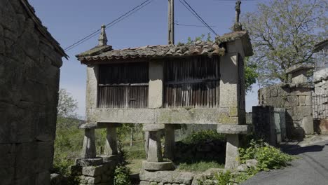 Historischer-Getreidespeicher-Mit-Alten-Hölzernen-Wand--Und-Dachziegeln-Galicien-Spanien