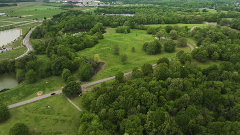 Vista-Aérea-Del-Bosque-Verde,-Senderos-Y-Lago-En-Shelby-Farms-Park,-Memphis,-Tennessee,-Estados-Unidos.