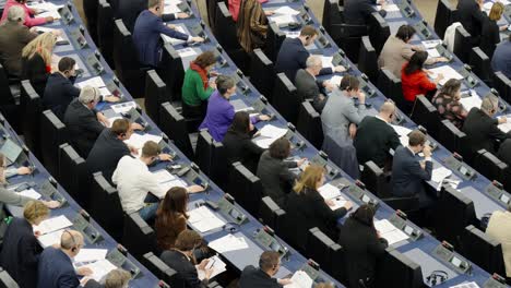 Políticos-Del-Parlamento-Europeo-Votando-Durante-La-Sesión-Plenaria-De-La-Ue-En-Estrasburgo,-Francia---Vista-Trasera