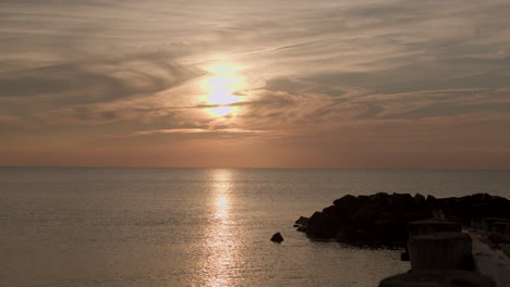 El-Sol-Se-Cierne-Bajo-De-La-Plácida-Bahía-De-Nueva-Jersey.