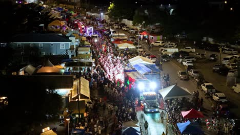 Die-Lichter-Eines-Sattelschleppers-Leuchten-Hell-Und-Weisen-Den-Karnevalskünstlern-Den-Weg,-Die-Nachts-Tanzen