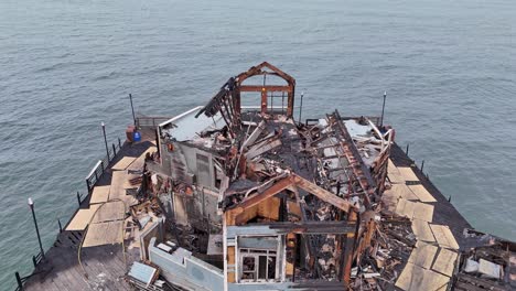 Oceanside-Pier,-Brand-Beschädigte-Restaurantüberführung,-Von-Vorne-Nach-Hinten,-Hohe-Ansicht-Des-Ehemaligen-Standorts-Des-Rubys-Diner