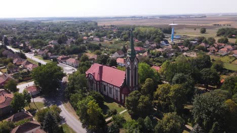Orbitalaufnahme-Einer-Kirche-Und-Einfangen-Des-Charmes-Des-Kleinstadtlebens,-Tompa,-Ungarn