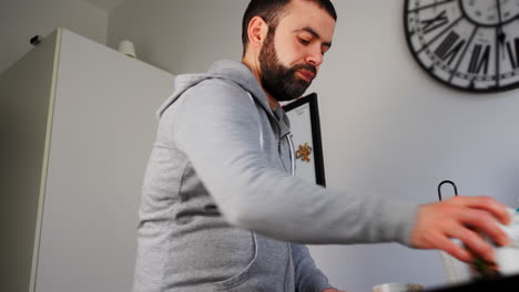 Retrato-De-Un-Hombre-Del-Medio-Oriente-Limpiando-La-Mesa-Después-Del-Desayuno