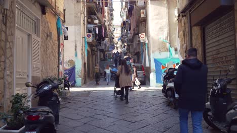 Menschen-Gehen-In-Der-Straße-Quartieri-Spagnoli-In-Neapel,-Italien