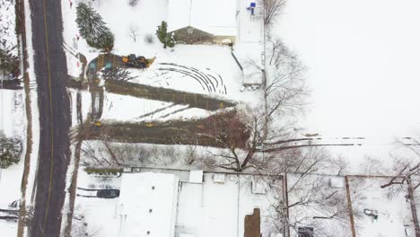 Das-Verschneite-Wohngebiet-Von-Longueuil-Mit-Einer-Schneeraupe,-Die-Schnee-Auf-Dem-Feld-Entfernt