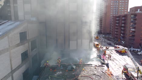 Feuerwehrleute-Reagieren-Auf-Einen-Massiven-Brand-In-Einem-Städtischen-Gebäude