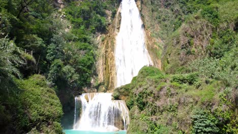 Vista-Vertical-De-Drones-De-Las-Hermosas-Cascadas-Azules-De-Velo-De-Novia-En-Chiapas-México