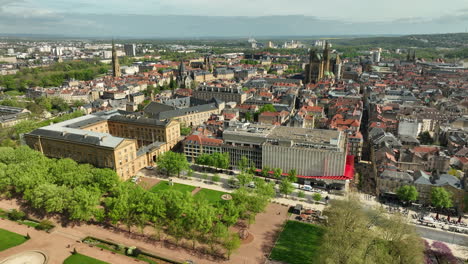 Luftaufnahme-über-Der-Stadtlandschaft-Von-Metz-Im-Nordosten-Frankreichs