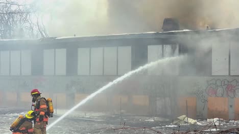 Feuerwehrleute-Löschen-Ein-Großes-Gebäude