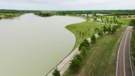 Lago-Patriot-A-Lo-Largo-Del-Sendero-Y-La-Carretera-Del-Parque-Shelby-Farms-En-Memphis,-Tennessee,-EE.UU.