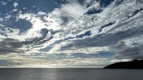 Launischer-Sonnenuntergangshimmel-über-Dem-Ozeanwasser,-Westküste,-Weh-Island,-Luftaufnahme